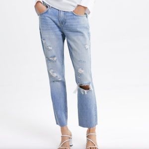 Distressed boyfriend jeans (Zara)